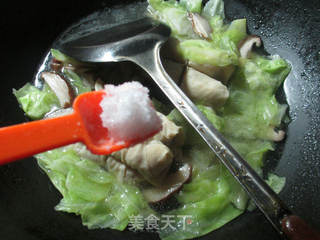 香菇包心菜煮面结 的做法步骤：4