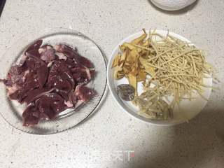 灯芯草麦冬猪心汤的做法步骤：1