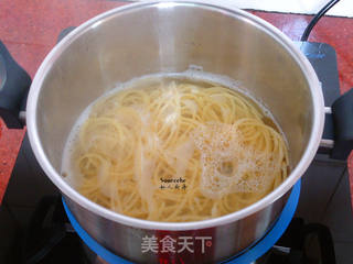 香菇肉末酱拌意面的做法步骤:2