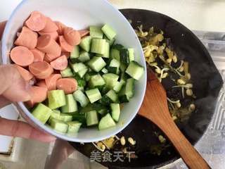 雪菜火腿蛋炒饭的做法步骤:7