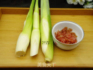 瘦肉炒茭白的做法步骤：1