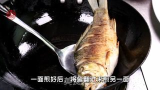 超级下饭菜【外婆菜烧鲫鱼】的做法步骤：4