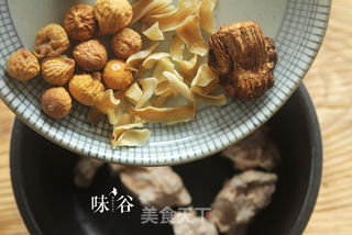 罗汉果百合煲猪骨的做法步骤:3