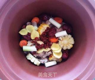 排骨玉米冬瓜汤的做法步骤:2