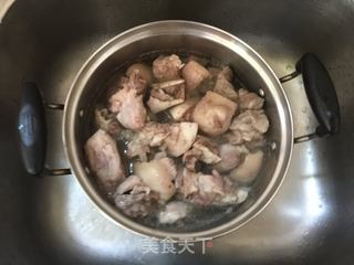 卤鹌鸽蛋猪蹄的做法步骤：1