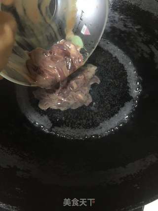 胡萝卜炒猪肝的做法步骤：2