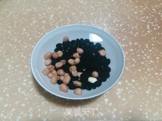 黑豆花生豆浆的做法步骤:2