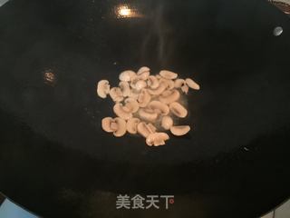 蘑菇炒饭的做法步骤：2