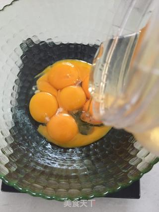 沙棘汁戚风蛋糕的做法步骤：2