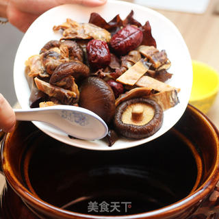 广东老火靓汤-香菇木耳墨鱼汤的做法步骤:4