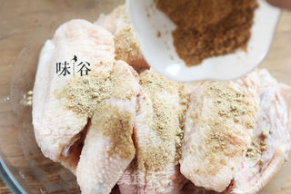 烤箱烤鸡翅的做法步骤:2