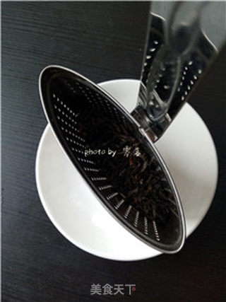【美味奶茶在家也能DIY】港式奶茶的做法步骤:2