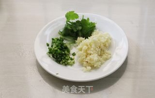 空气炸锅版香辣肉酱烤茄子的做法步骤:2