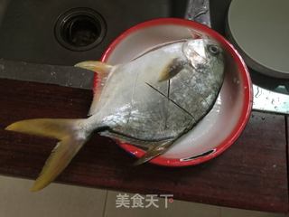 番茄金鲳鱼的做法步骤：1