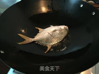番茄金鲳鱼的做法步骤:2