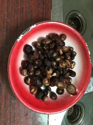 香菇肉碎茄子的做法步骤：1