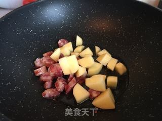 ＃信任之美＃牛油果土豆腊肠焖饭的做法步骤：3