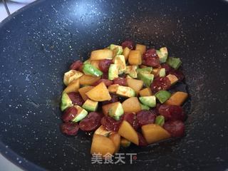 ＃信任之美＃牛油果土豆腊肠焖饭的做法步骤：6