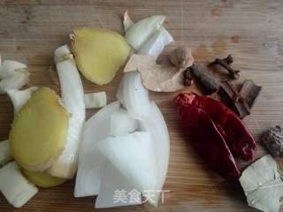 鸭块炖土豆的做法步骤：1