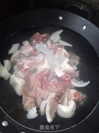 鸭块炖土豆的做法步骤：2