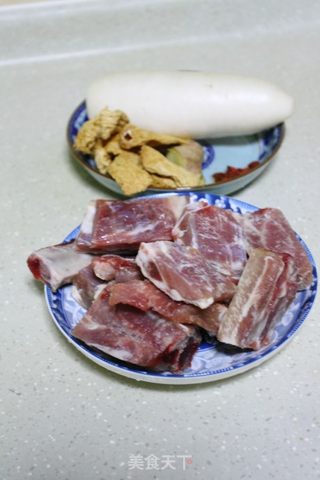 萝卜排骨汤的做法步骤：1
