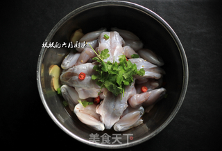 #信任之美#【妖妖的六月厨房】泡椒牛蛙的做法步骤:2