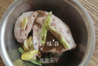 五香烤鸭的做法步骤:2
