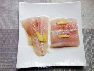 #信任之美#秋葵佐鱼排的做法步骤:2