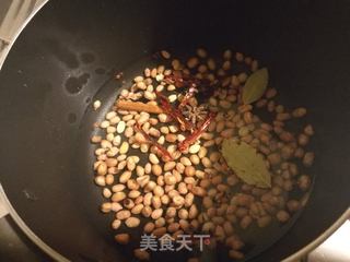 #信任之美#自制小零食——酥香可口的麻辣酒鬼花生(记忆里的黄飞红)的做法步骤:2