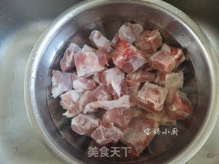 #信任之美# 排骨烧土豆的做法步骤：1