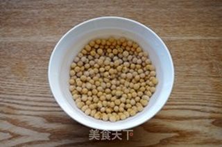 冬瓜排骨黄豆汤的做法步骤:2