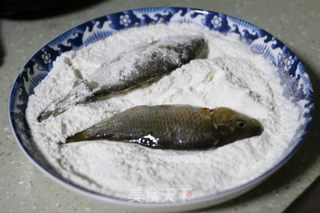 椒盐香酥炸鱼的做法步骤：3