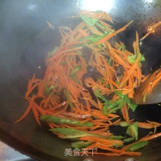 素食-【青椒木耳胡萝卜炒三丝】的做法步骤：6