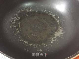 油炸花生米的做法步骤：2