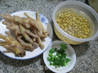 ＃信任之美＃鸡爪黄豆汤的做法步骤：1