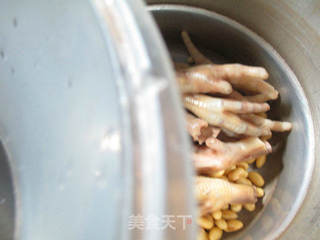＃信任之美＃鸡爪黄豆汤的做法步骤：3