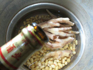 ＃信任之美＃鸡爪黄豆汤的做法步骤：4