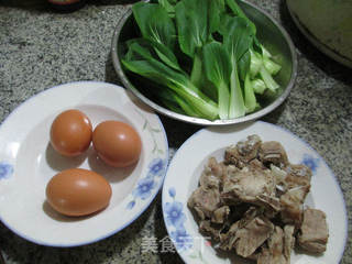 ＃信任之美＃青菜荷叶蛋排骨汤的做法步骤：1