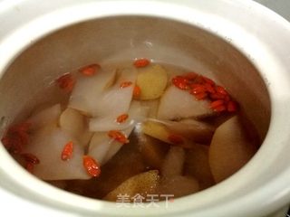 雪梨枸杞润肺养心汤的做法步骤：3