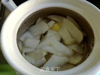 雪梨枸杞润肺养心汤的做法步骤：2