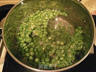 #信任之美#【橄榄菜肉末四季豆拌面】的做法步骤:2