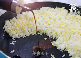 【不用隔夜饭做炒饭】焦炒酱油大蒜炒饭的做法步骤：4