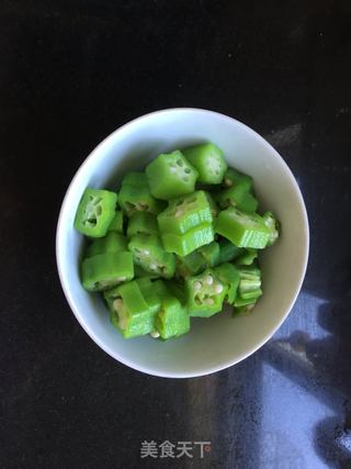 #信任之美#秋葵炒鸡丁的做法步骤:2
