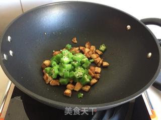 #信任之美#秋葵炒鸡丁的做法步骤:4
