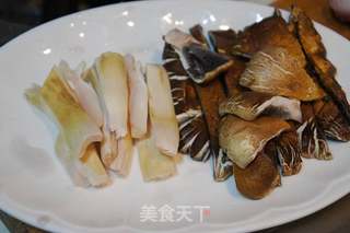 #信任之美#松茸白菜炖粉条的做法步骤:2
