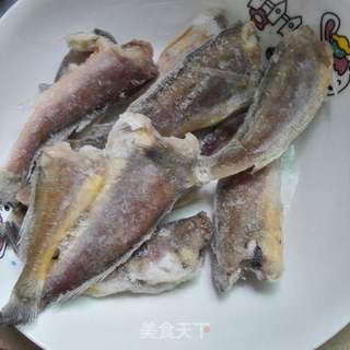 香酥炸小黄鱼的做法步骤:2