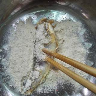香酥炸小黄鱼的做法步骤:5