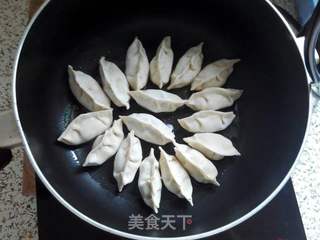 #信任之美#白菜猪肉锅贴的做法步骤:11