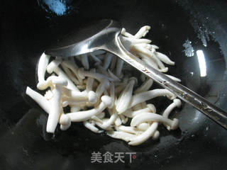 ＃信任之美＃白玉菇菠菜煮年糕 的做法步骤：3