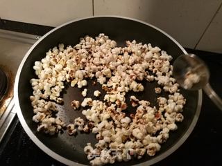 #信任之美# 自制小零食——焦糖爆米花(平底锅版)的做法步骤:7